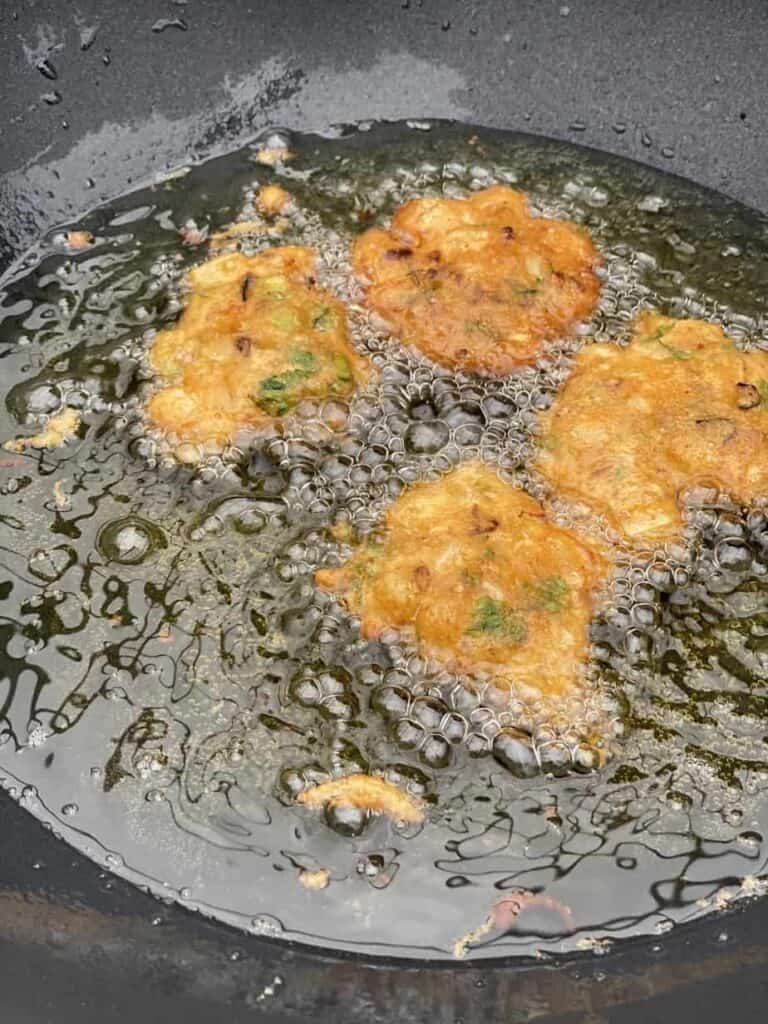 frying the aloo pakoras
